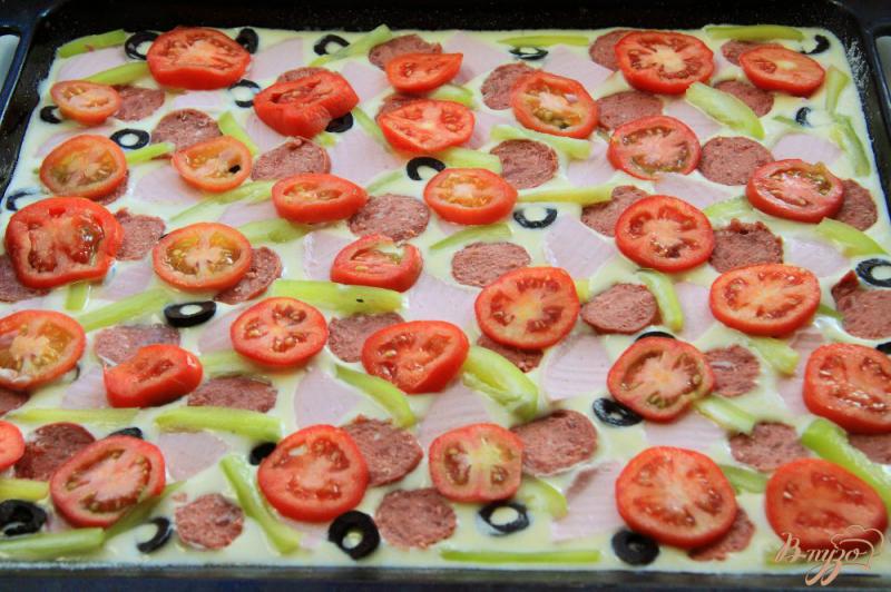 Фото приготовление рецепта: Пицца с колбасой, помидорами и перцем на жидком тесте шаг №6