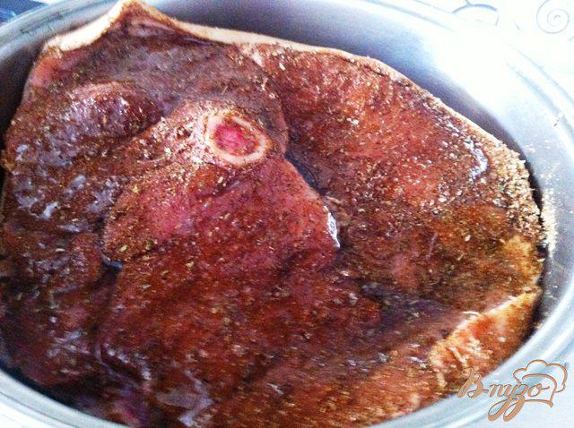 Фото приготовление рецепта: Запеченный свинной окорок шаг №3