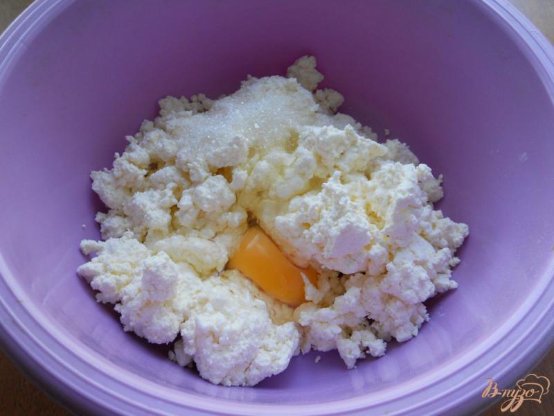 Фото приготовление рецепта: Пирожки творожные с капустой и яйцом шаг №1