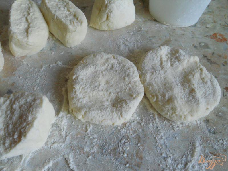 Фото приготовление рецепта: Пирожки творожные с капустой и яйцом шаг №6