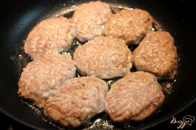 Фото приготовление рецепта: Котлеты из свинины и говядины с манкой и тимьяном шаг №5