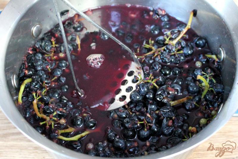 Фото приготовление рецепта: Виноградный сироп на зиму шаг №2