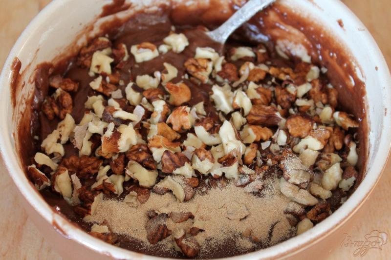 Фото приготовление рецепта: Шоколадное печенье с грецкими орехами шаг №5