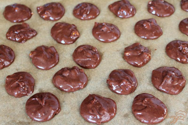 Фото приготовление рецепта: Шоколадное печенье с грецкими орехами шаг №6