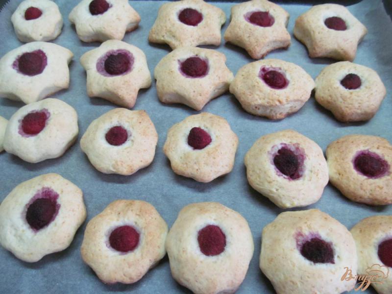 Фото приготовление рецепта: Печенье с ягодами шаг №6