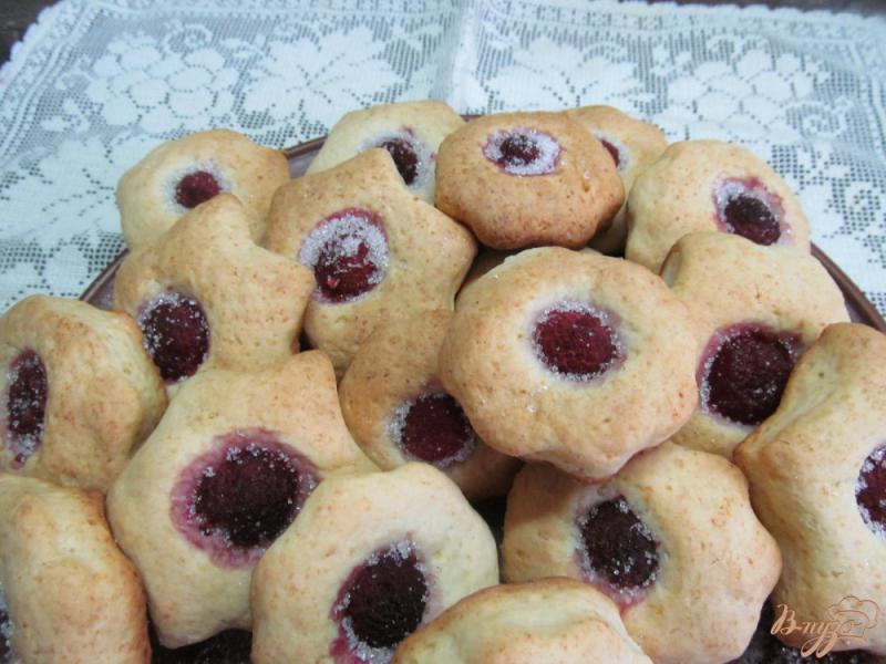 Фото приготовление рецепта: Печенье с ягодами шаг №7