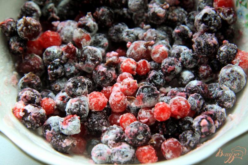 Фото приготовление рецепта: Бисквитный пирог с ягодами шаг №6