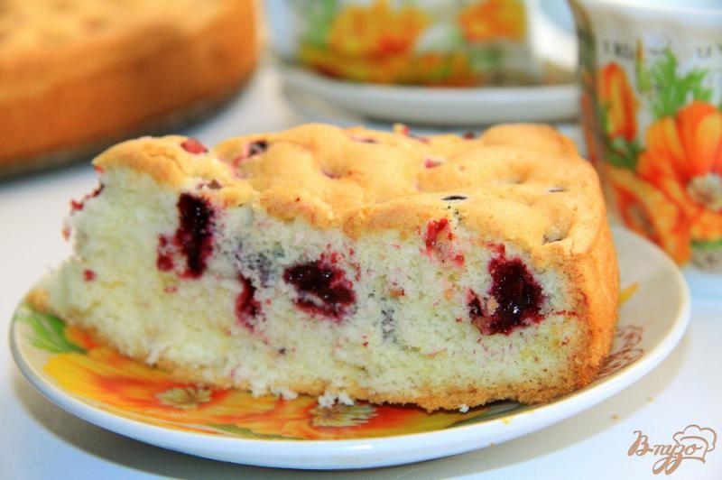 Фото приготовление рецепта: Бисквитный пирог с ягодами шаг №9