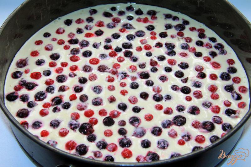 Фото приготовление рецепта: Бисквитный пирог с ягодами шаг №7
