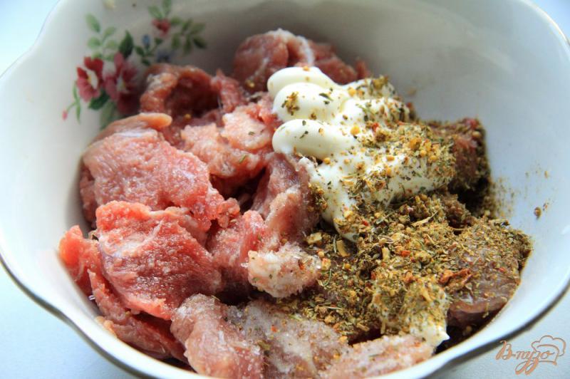 Фото приготовление рецепта: Жаркое из свинины и картофеля с солеными огурцами шаг №1