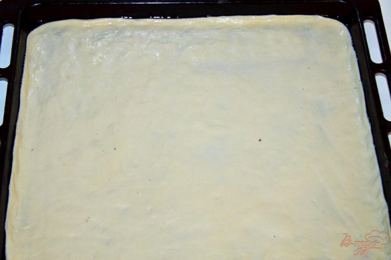 Фото приготовление рецепта: Тесто для тонкой пиццы из минимум ингредиентов шаг №7