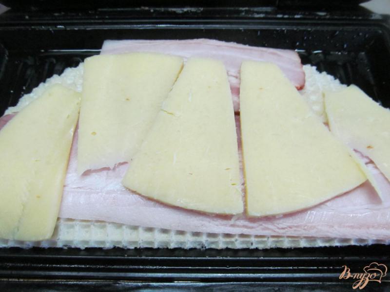 Фото приготовление рецепта: Бутерброд на готовых вафлях шаг №3