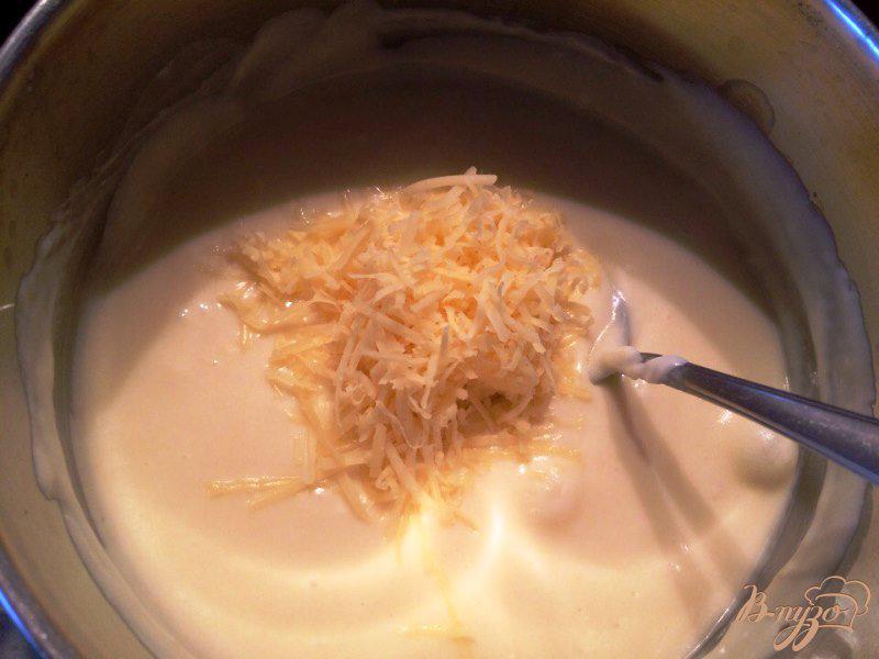 Фото приготовление рецепта: Паста (Фузилли) в молочно-сырном соусе шаг №4