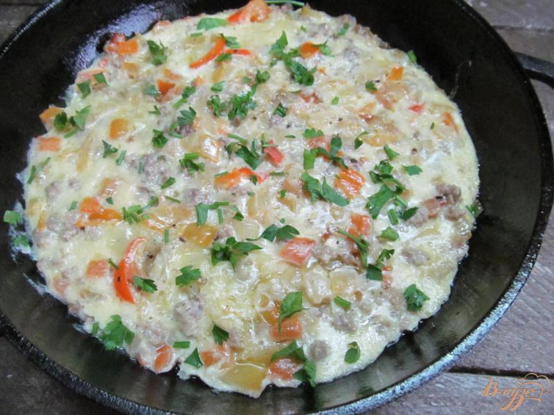 Фото приготовление рецепта: Картофельная запеканка с фаршем на сковороде шаг №8