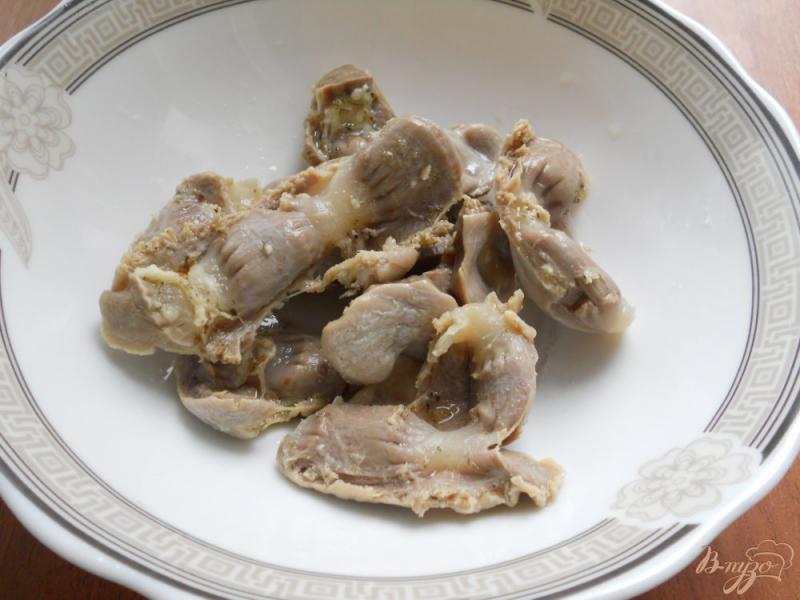 Фото приготовление рецепта: Салат из куриных желудочков с горошком и овощами шаг №1