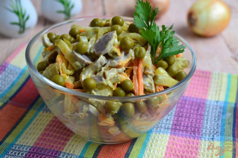 Фото приготовление рецепта: Салат из куриных желудочков с горошком и овощами шаг №5