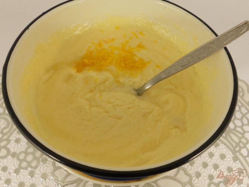 Фото приготовление рецепта: Лимонный кекс с персиками шаг №3