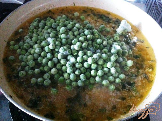 Фото приготовление рецепта: Рис с зеленым горошком на гарнир шаг №5