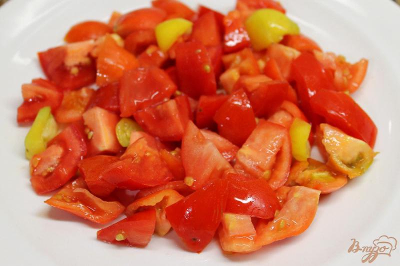 Фото приготовление рецепта: Салат из помидор с перепелиными яйцами и сыром шаг №1