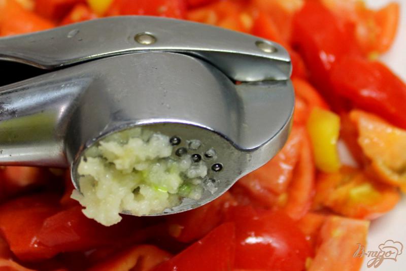 Фото приготовление рецепта: Салат из помидор с перепелиными яйцами и сыром шаг №2