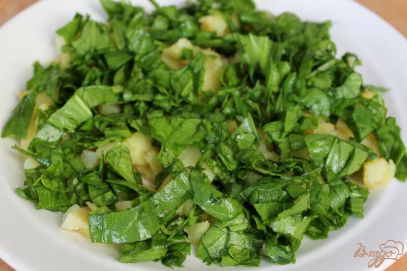 Фото приготовление рецепта: Картофельный салат с рыбой перцем и шпинатом шаг №2