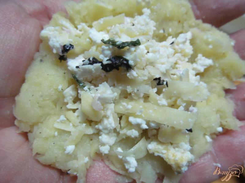 Фото приготовление рецепта: Картофельные пампушки с сыром и творогом шаг №3