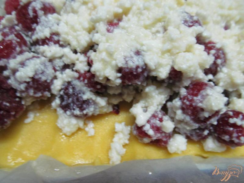 Фото приготовление рецепта: Пирог из кукурузной муки с творожной начинкой шаг №4