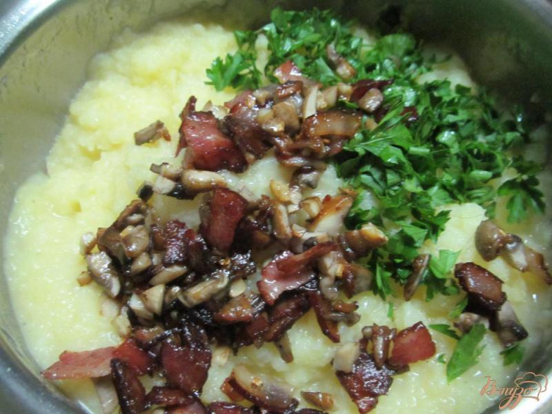 Фото приготовление рецепта: Картофельное пюре с беконом и грибами шаг №4