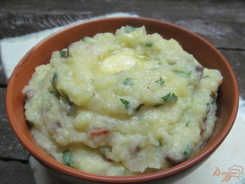 Фото приготовление рецепта: Картофельное пюре с беконом и грибами шаг №5