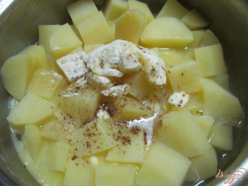Фото приготовление рецепта: Картофельное пюре с беконом и грибами шаг №3