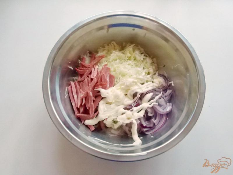 Фото приготовление рецепта: Салат из  белокочанной  капусты с колбасой и майонезом шаг №5