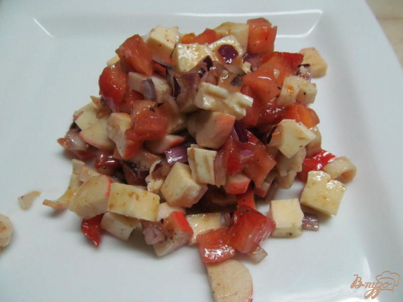 Фото приготовление рецепта: Салат с крабовыми палочками и брынзой шаг №4