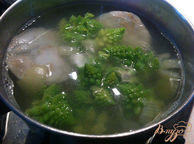 Фото приготовление рецепта: Суп-пюре овощной с рыбой шаг №4
