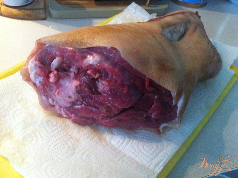 Фото приготовление рецепта: Запеченная свиная рулька с капустой шаг №1
