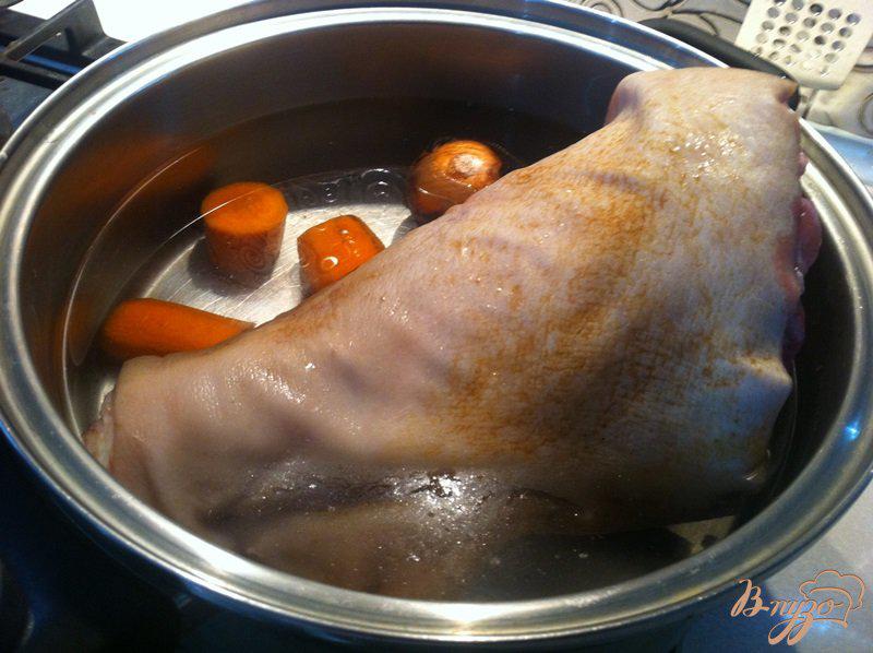 Фото приготовление рецепта: Запеченная свиная рулька с капустой шаг №2
