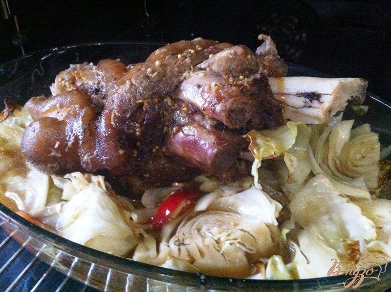 Фото приготовление рецепта: Запеченная свиная рулька с капустой шаг №10