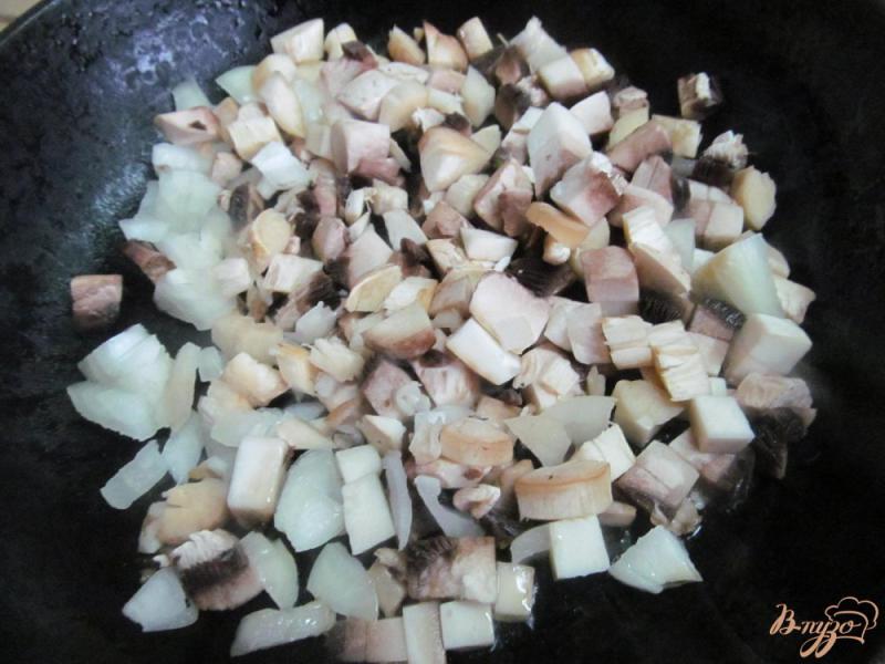 Фото приготовление рецепта: Закуска из баклажана с грибами и редисом шаг №2