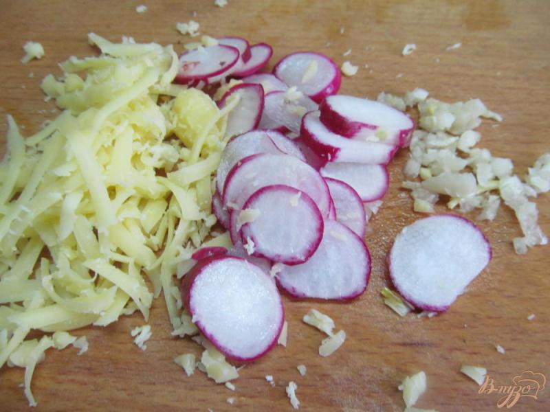 Фото приготовление рецепта: Закуска из баклажана с грибами и редисом шаг №3