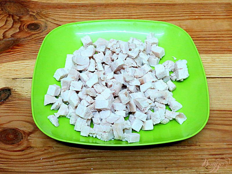 Фото приготовление рецепта: Салат из куриного филе с маринованными маслятами шаг №1