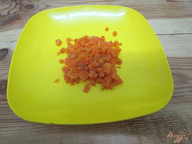 Фото приготовление рецепта: Салат из куриного филе с маринованными маслятами шаг №2