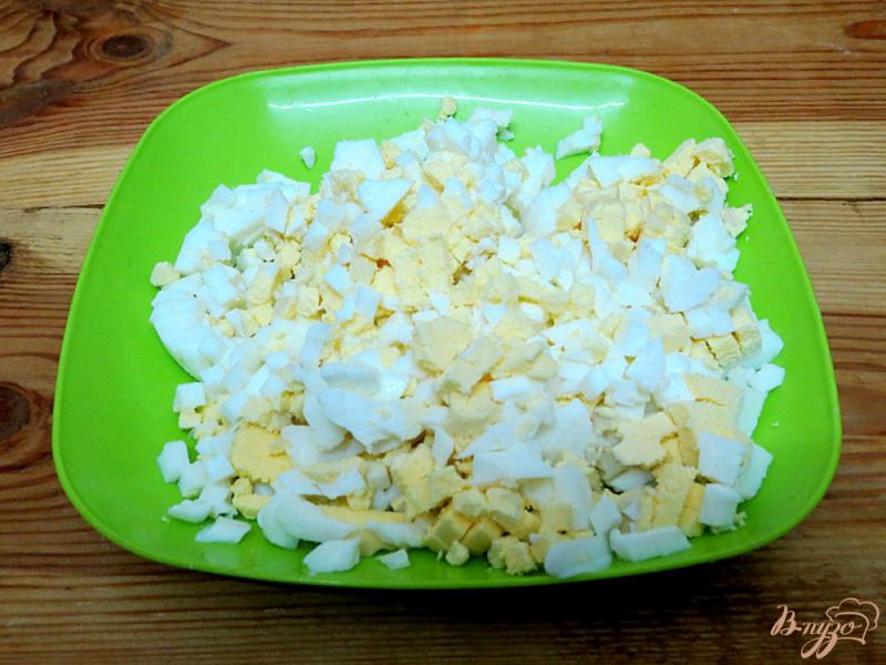 Фото приготовление рецепта: Салат из куриного филе с маринованными маслятами шаг №4