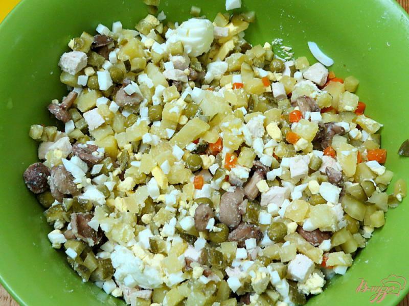 Фото приготовление рецепта: Салат из куриного филе с маринованными маслятами шаг №6