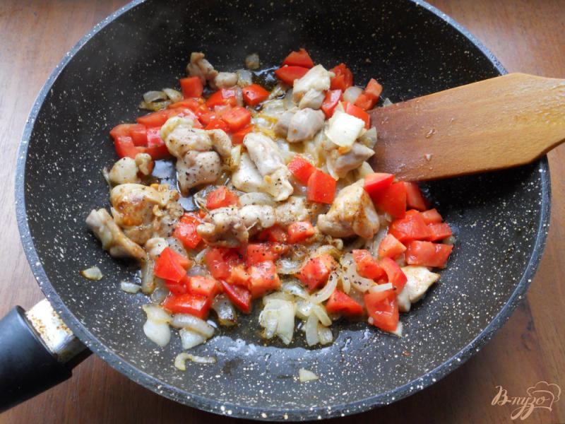 Фото приготовление рецепта: Спагетти с курицей и помидорами в сковороде шаг №2