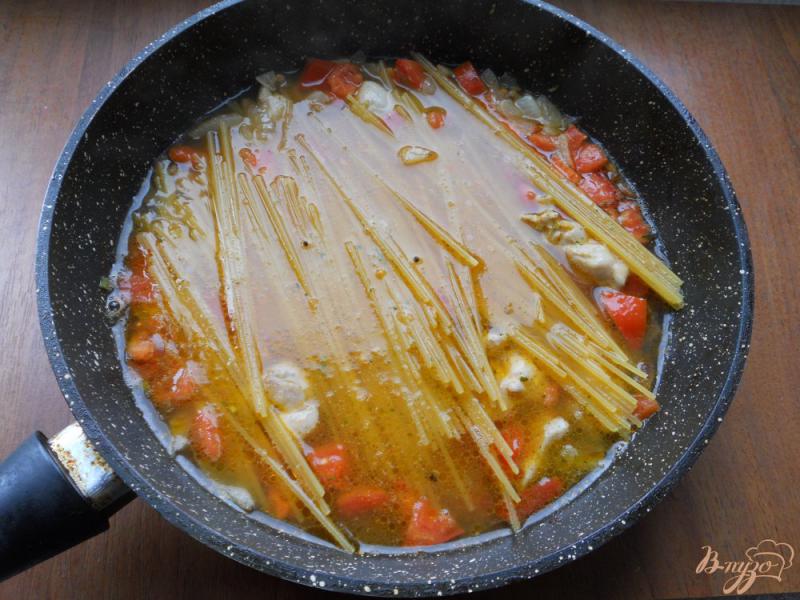 Фото приготовление рецепта: Спагетти с курицей и помидорами в сковороде шаг №3