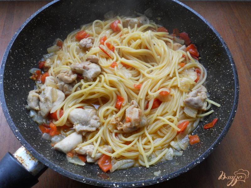 Фото приготовление рецепта: Спагетти с курицей и помидорами в сковороде шаг №4
