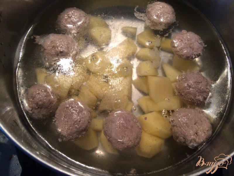 Фото приготовление рецепта: Суп пюре из брюссельской капусты с фрикаделками из телятины шаг №5
