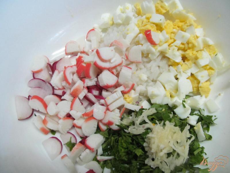 Фото приготовление рецепта: Салат с редисом и крабовыми палочками шаг №2