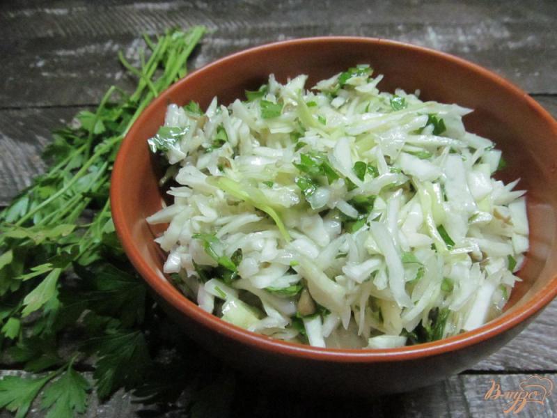 Фото приготовление рецепта: Салат из капусты с каперсами шаг №3