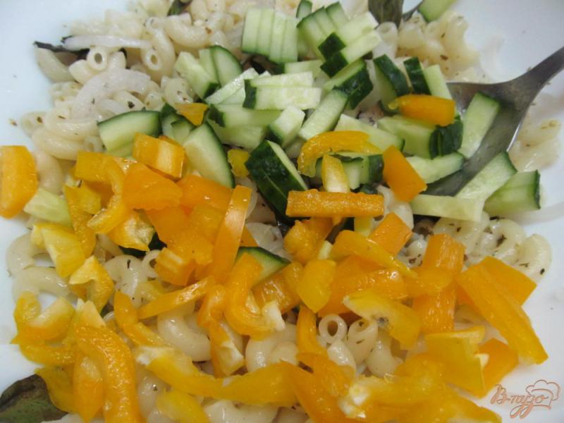 Фото приготовление рецепта: Овощной салат с макаронами шаг №2