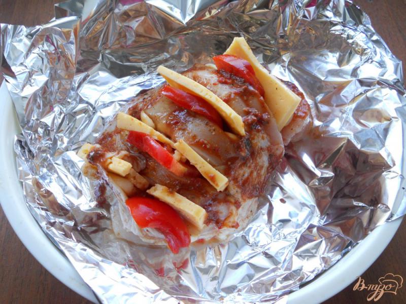 Фото приготовление рецепта: Грудка куриная с помидорами и сыром на пару шаг №4